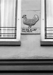 23562 Afbeelding van de gevelsteen In de Blavwe Hen in de voorgevel van het huis Oudegracht 235 te Utrecht.
